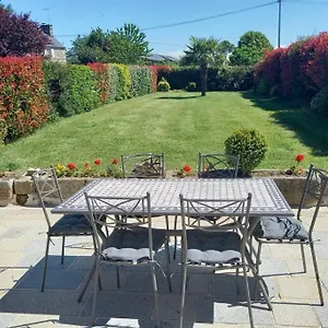 https://la-maison-bleue-saint-sauveur-des-landes.inbrittany.com
